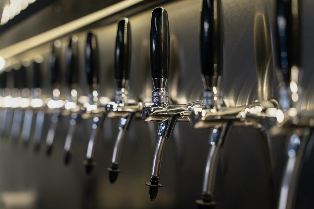 精酿啤酒吧的设备配置，每一个酒嘴压出的酒都不同 ©️摄图网