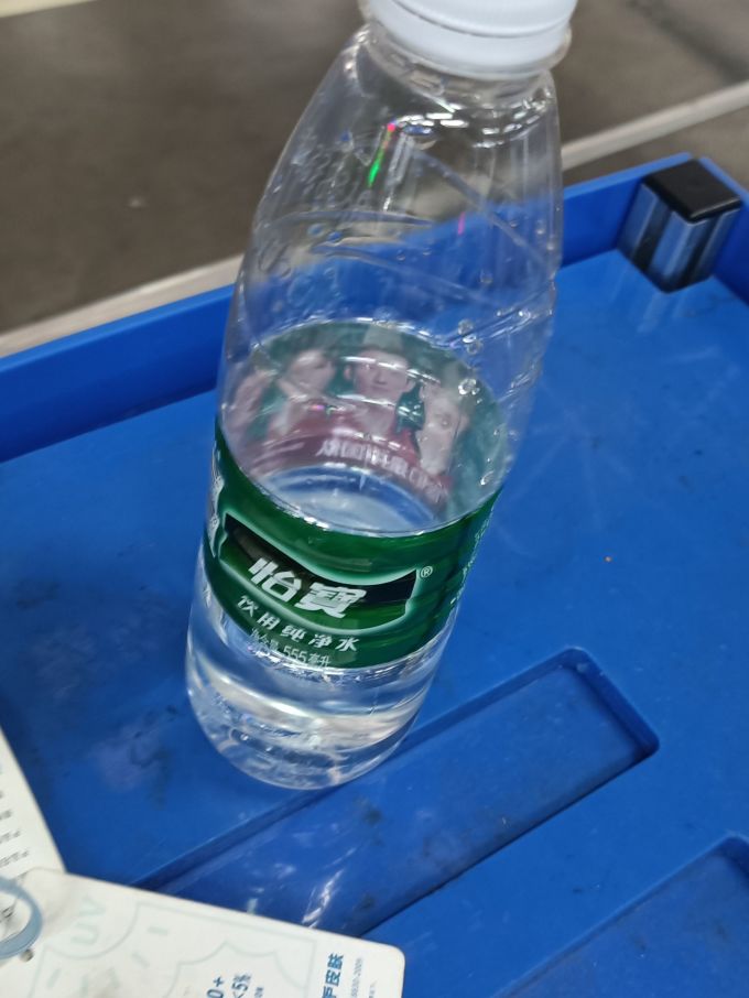 2022-06-10 14:55:39怡宝饮用纯净水550毫升,夏天上班必备饮品.