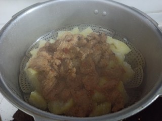 简单几个步骤，做出好吃的粉蒸土豆粉蒸肉。