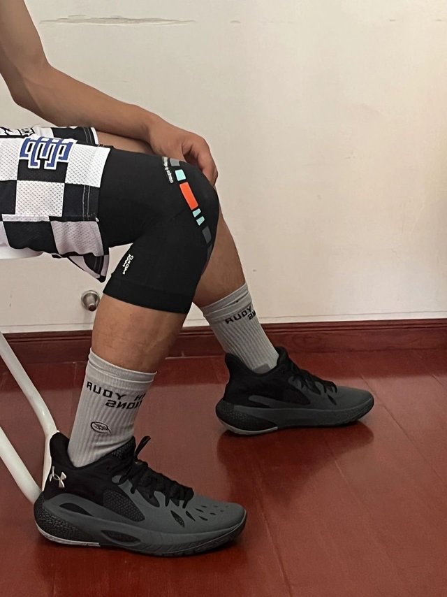 年少不知膝盖贵，老来对球空流泪