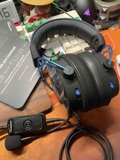 玩在当夏的游戏耳机，HyperX