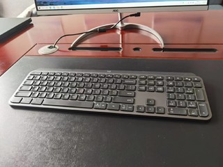 又是一款看起来平平无奇的键盘