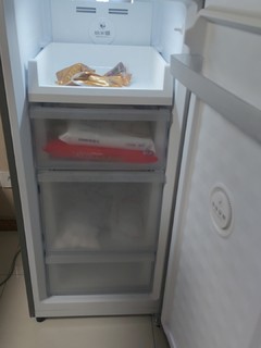 冷冻空间不够，小冰柜来凑。