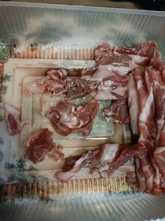 表面光鲜，下面用碎肉凑重量的羊肉卷。