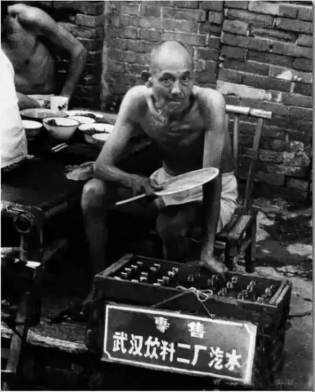 武汉二厂汽水在街头售卖的老照片 ©图源网络