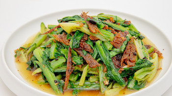 王刚的百变素食 篇三十八：厨师长教你：“鲮鱼油麦菜”的家常做法，翠绿爽口，咸鲜干香 