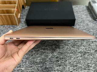 苹果电脑外观高颜值轻薄。