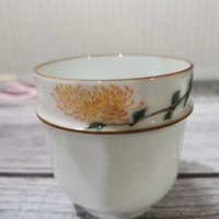 菊花图案的白瓷小杯，简约又漂亮