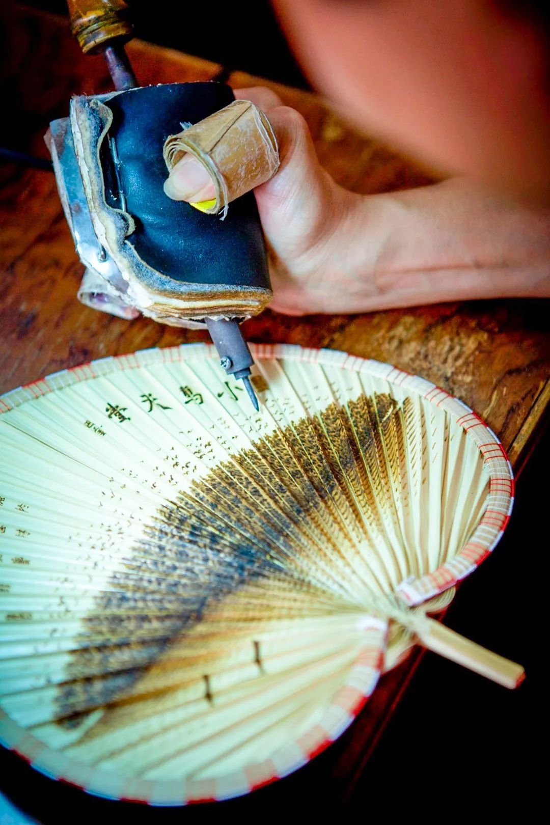 正在绘制的火画扇 0815江门文旅