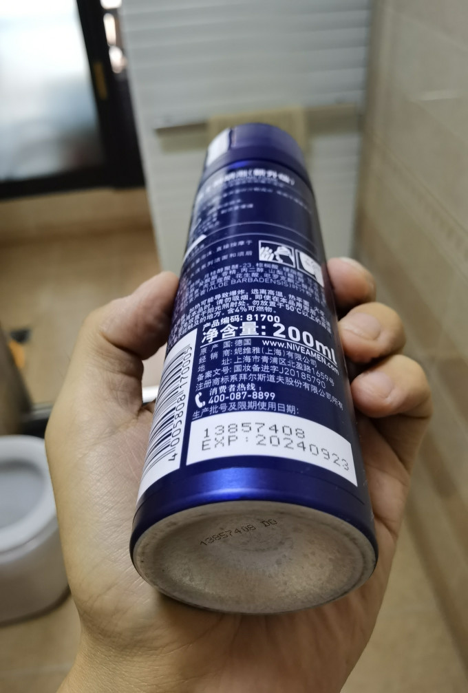 再好的刀片,直接刮也会痛,因此市面上出现了剃须泡沫,刮胡更顺滑,减少