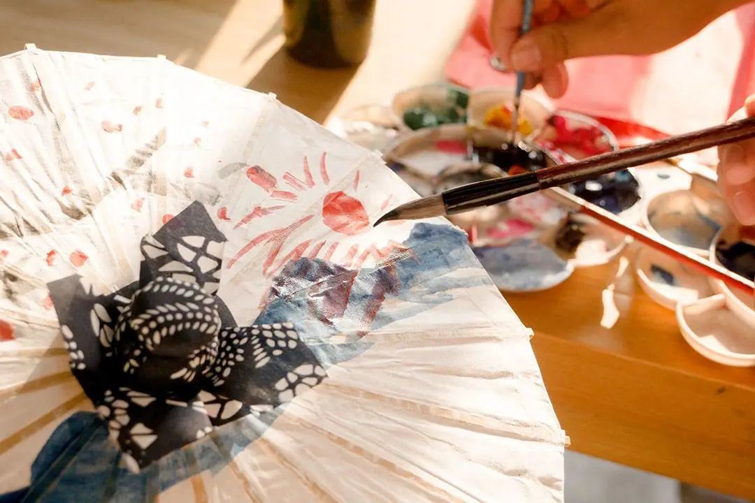 造纸业的发展，让纸伞真正成为了流传最广的传统雨具 ©图虫创意
