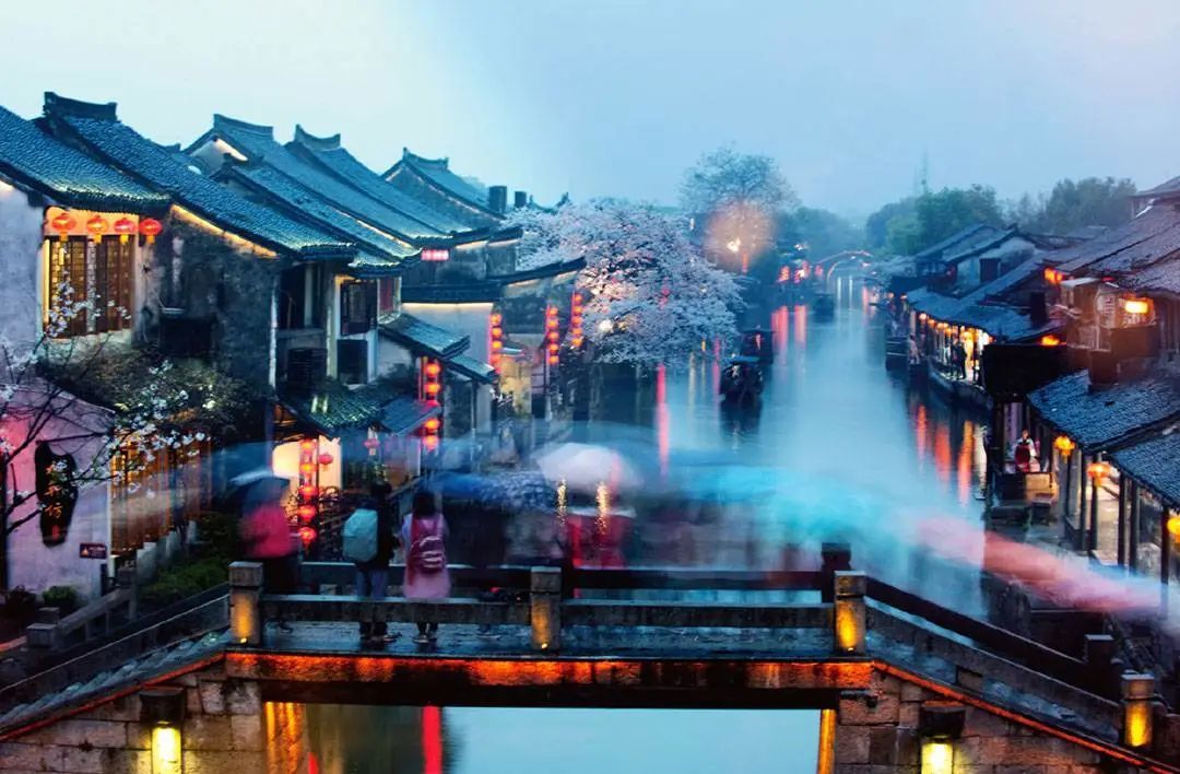全场两千多米的烟雨长廊，是西塘最美的观雨打卡地 ©网络