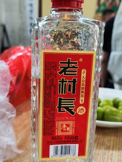 在外露营 朋友一起小酌一杯 