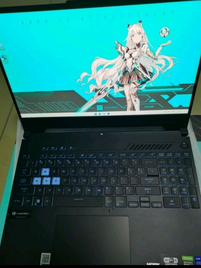 运行速度很快，时尚小清晰的游戏笔记本电脑