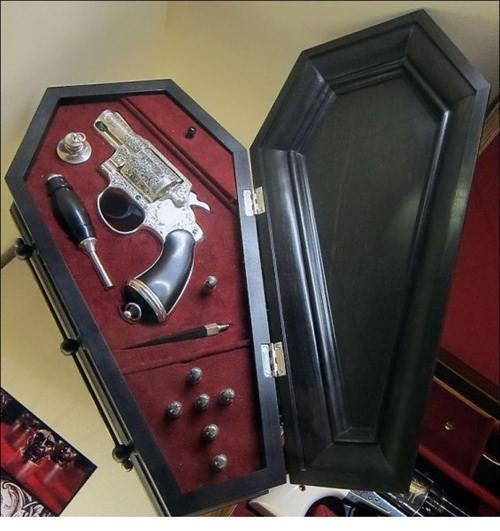 惊奇！19世纪吸血鬼猎杀套装引发买家激烈竞价，13万的这套装备有多酷