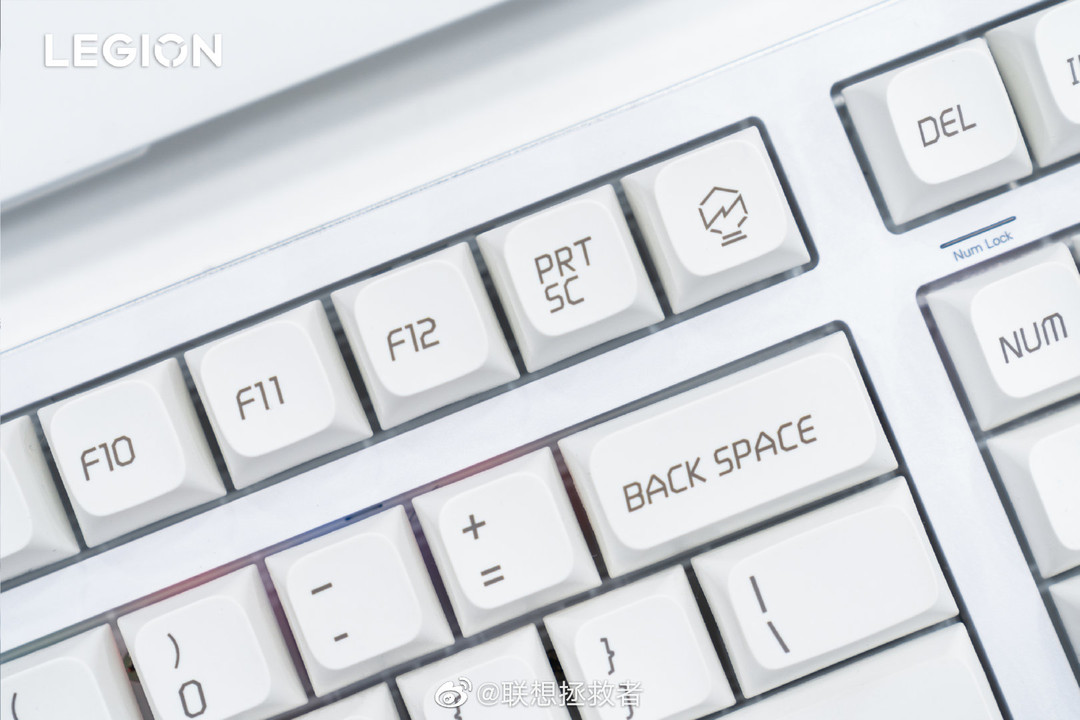 联想推出拯救者 K7 机械键盘冰魄白配色：98%配列布局、三模连接、人体工学键帽
