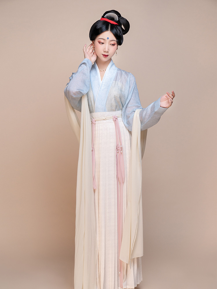 中央美院的“国风学士服”美上热搜，唯美而庄严，尽显华夏风姿！