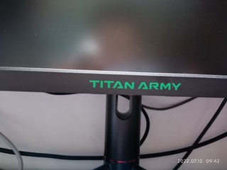 泰坦军团40寸显示器