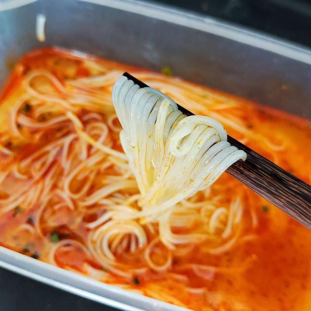 玉梦酸汤粉：既然你们都说玉梦可以减肥，那我直接做给你吃了。