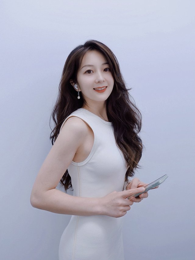 穿这条COS修身包臀裙，一天只能吃一顿饭