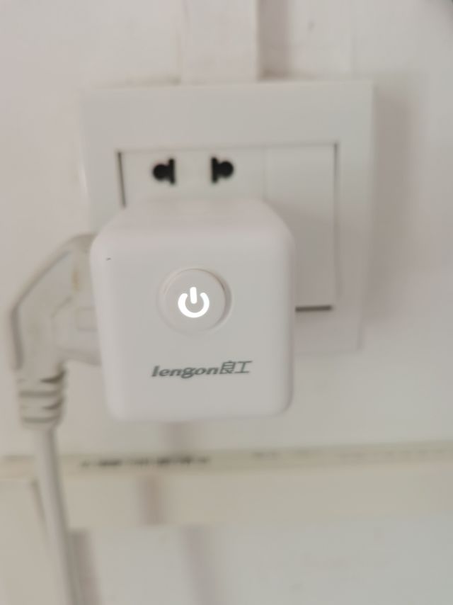 办公室插座不够，魔方来凑