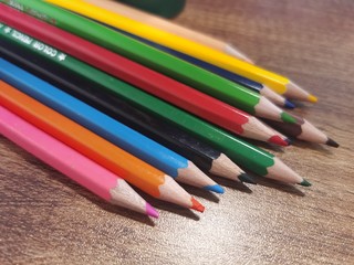 晨光12色彩色铅笔提升办公文案标记效果