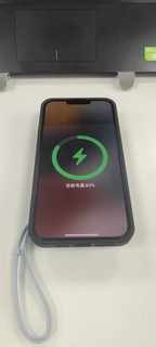 iPhone手机的伴侣充电宝