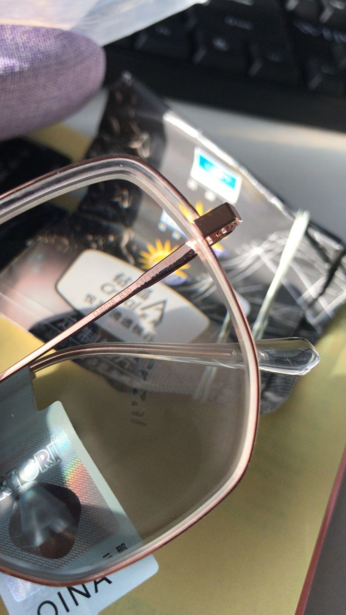 2022-07-28 15:49:54包装很严实,升级的第八代变色镜片,哈气雾显有