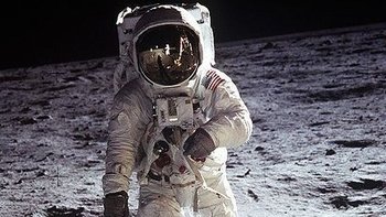 277万美元！“阿波罗11”号宇航员飞行夹克创太空飞行类纪念品拍卖纪录 