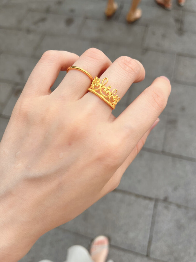 周生生黄金戒指怎么样 心水这款周生生皇冠95戒指好久了.