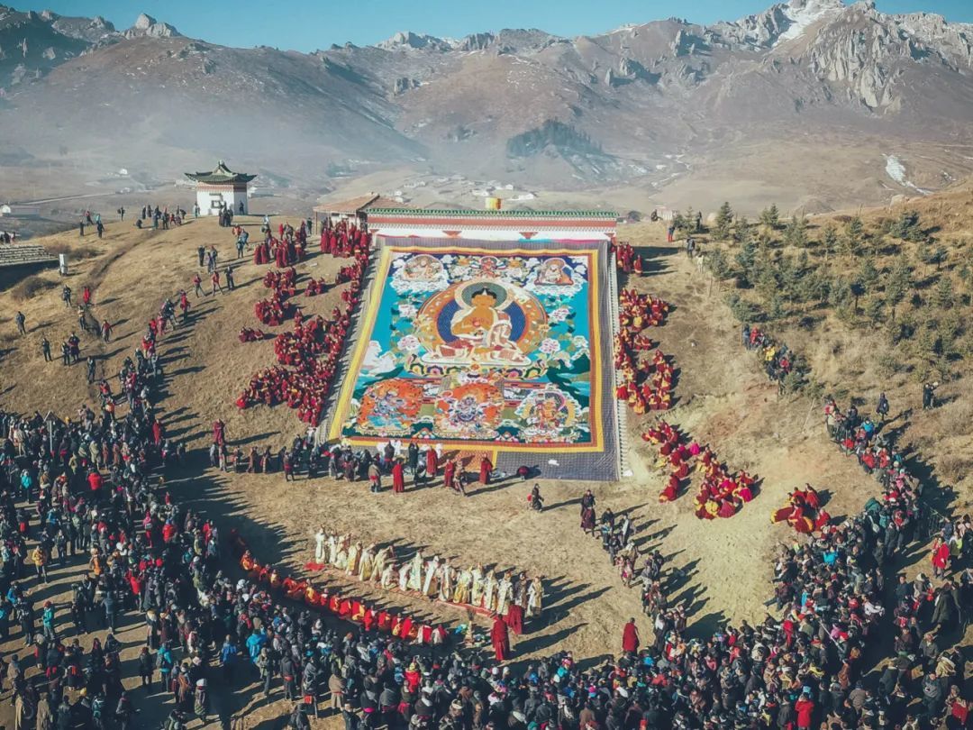 处甘肃甘南州和四川阿坝州交界,图为农历正月的毛兰姆法会,也称晒佛节