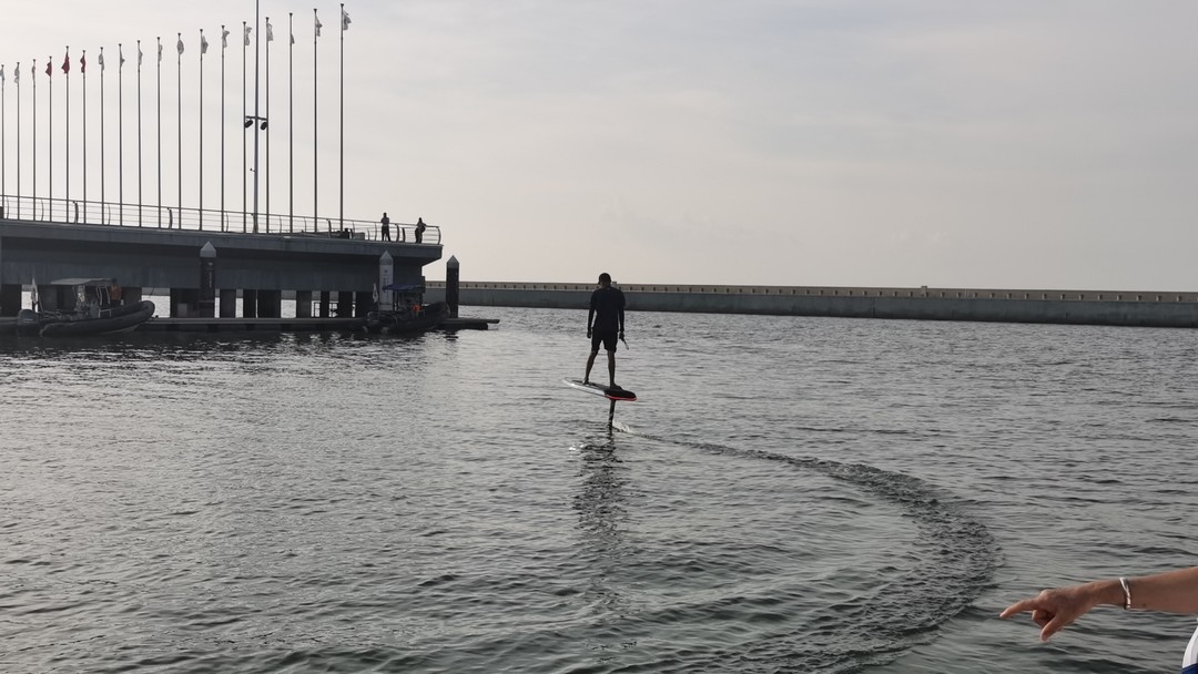 消博会倒计时（二）：小鲨鱼冲浪板海上飞跃消博会