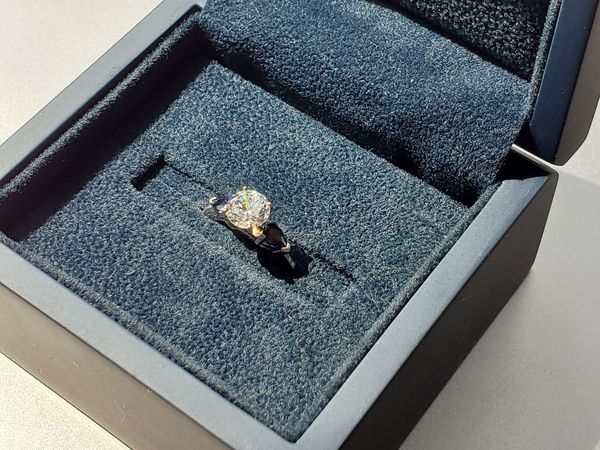 临近七夕节，终于收到了迟到的求婚戒指！