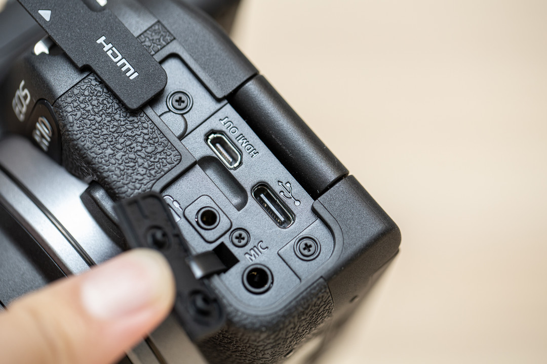 一台最小巧的佳能EOS R相机，佳能EOS R10开箱评测