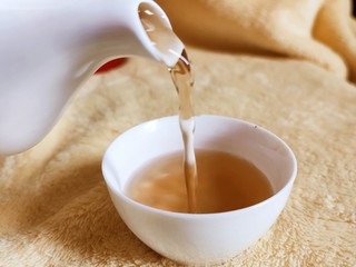 来自武夷山的小种红茶，茶汤亮，回味甜～