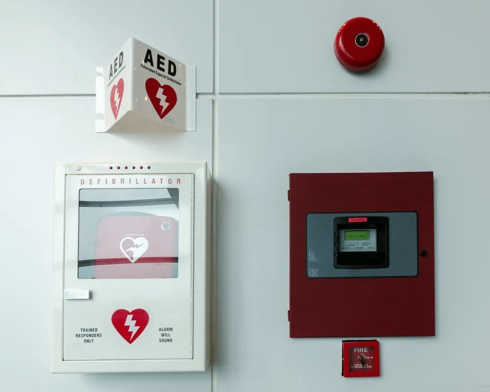 AED(自动体外除颤器)你会用吗？在救护车没有及时赶来的黄金4分钟，很多人都靠它救命！