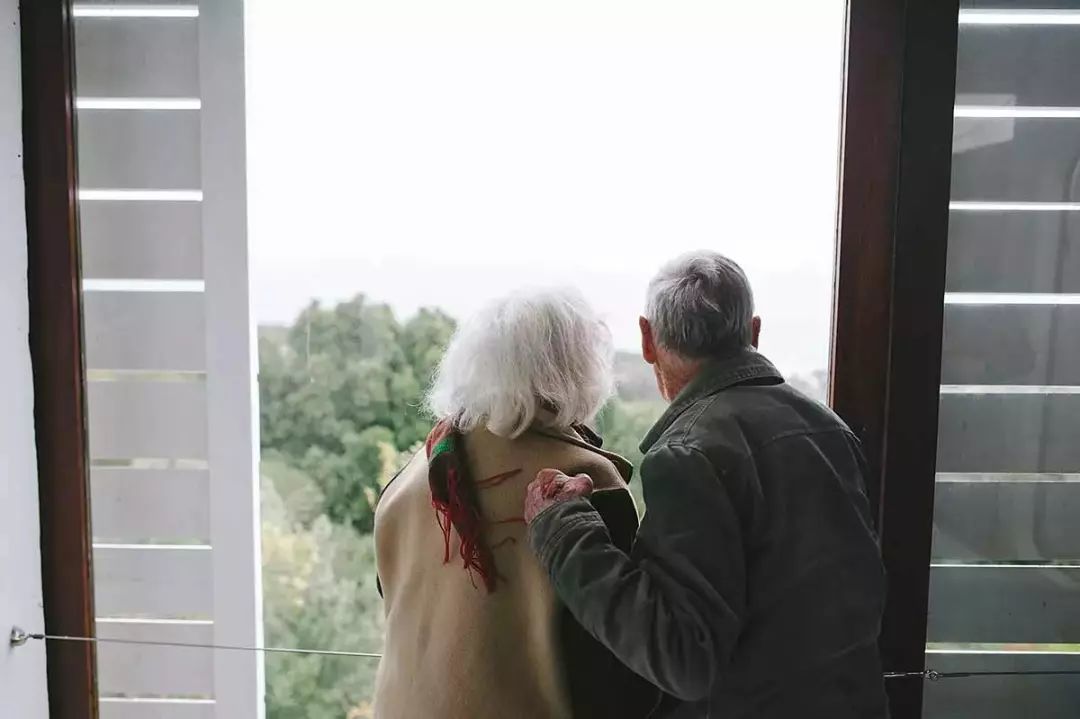 结婚70年没吵架，他们倾家荡产2年盖一座无敌海景房，一辈子都在热恋