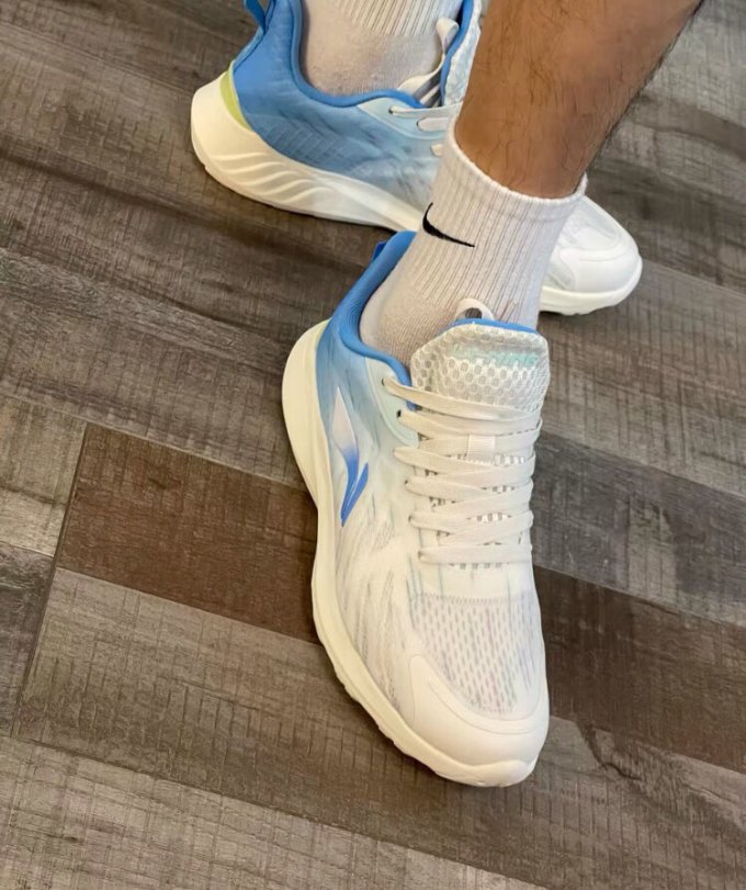 李宁轻逸跑鞋-值得拥有