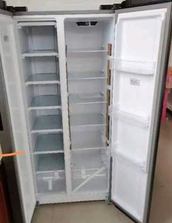 双门冰箱。