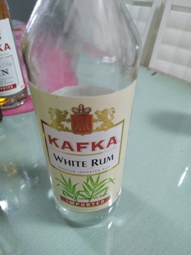 这个卡夫卡得白朗姆酒，味道呢，不像白酒，