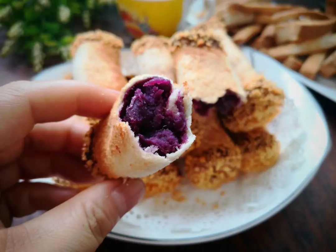 几片面包，2个紫薯，做一份“面包紫薯卷”香香脆脆，好吃又营养
