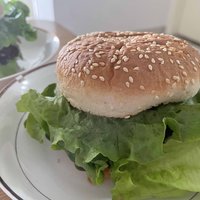 面包胚+牛肉饼+蔬菜=健康午餐汉堡
