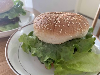 面包胚+牛肉饼+蔬菜=健康午餐汉堡