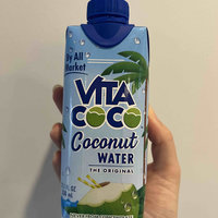 来一杯夏日的健康饮料椰子水吧