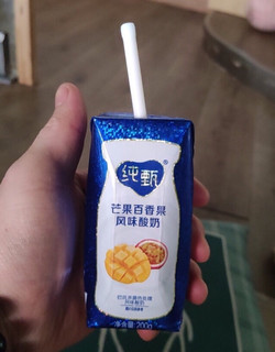 蒙牛纯甄芒果百香果口味酸奶