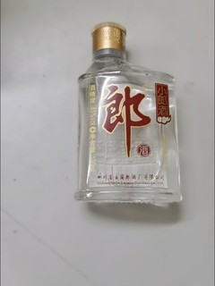 歪脖子瓶装的兼香小郎酒