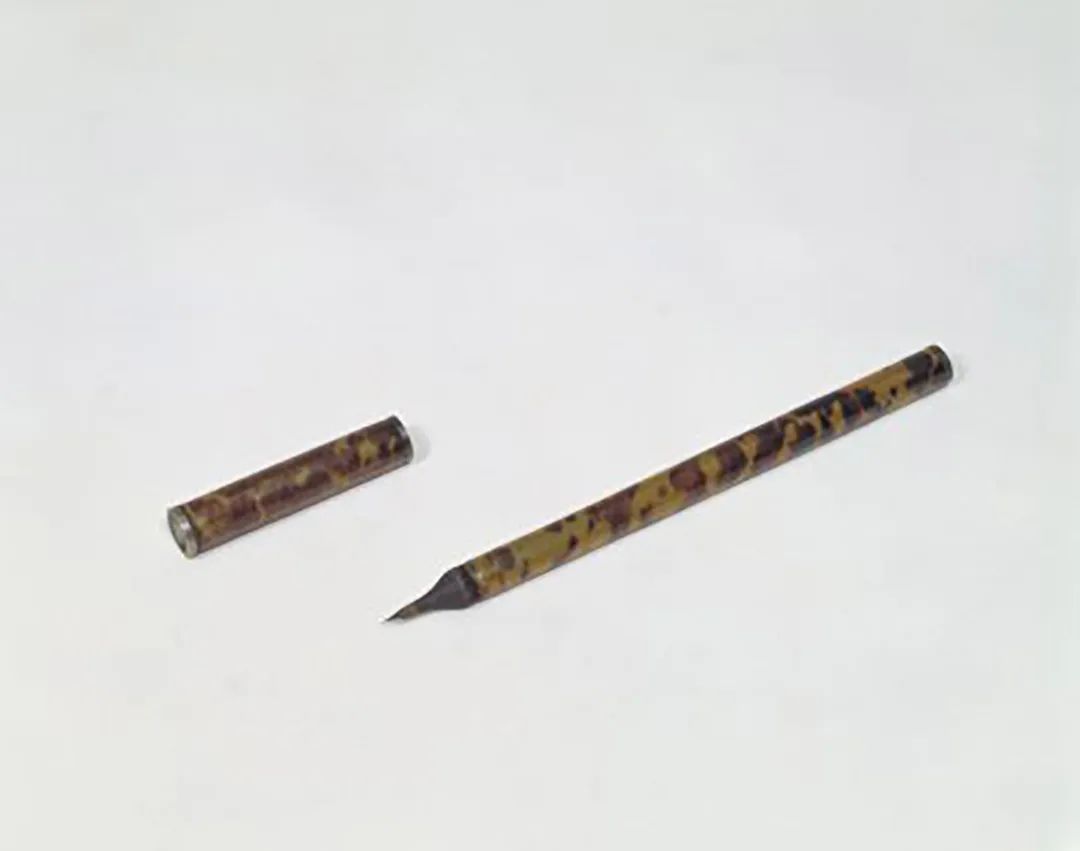玳瑁管紫毫笔，笔锋为鸡距式©故宫博物院
