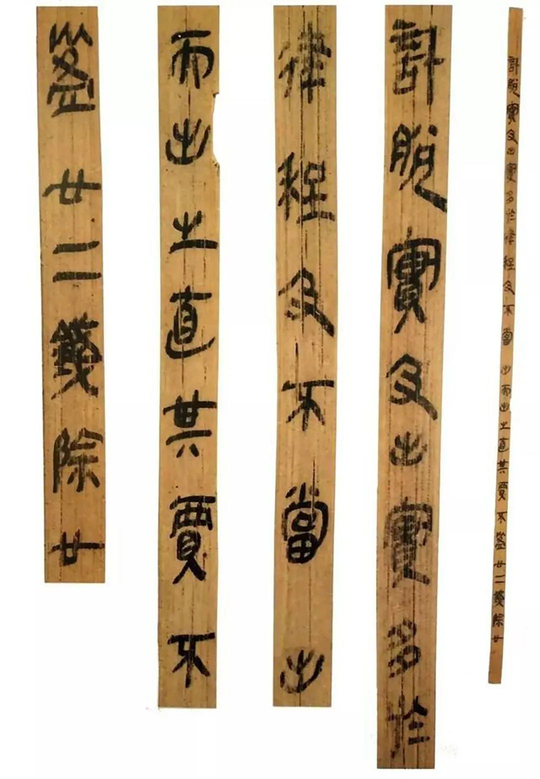 图为睡虎地秦简，从简上的文字可以看出毛笔的使用使得汉字字形圆润了起来。©网络