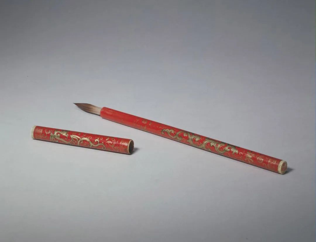 图为明代的红漆描金夔凤纹管兼毫笔，该笔以羊毫为柱，紫毫为被。 ©故宫博物院