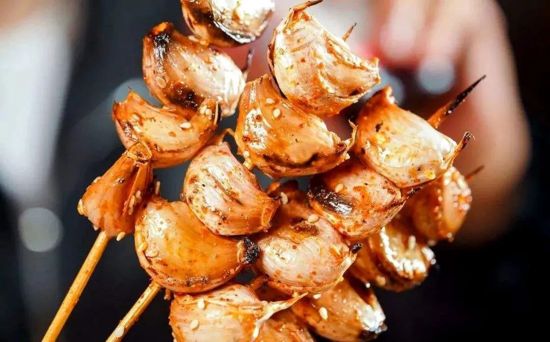 东北地区的烤大蒜，香糯可口 ©图源网络